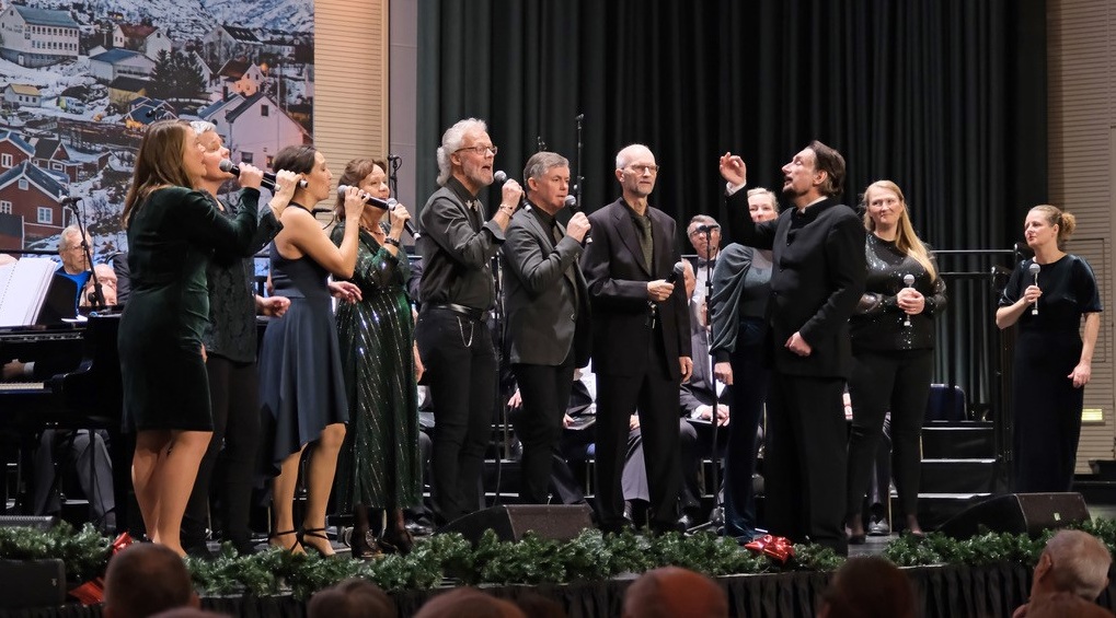 AmaSing samlet omkring flygel